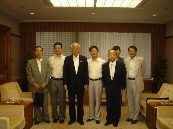 大阪市長關淳一先生和我院領導合影